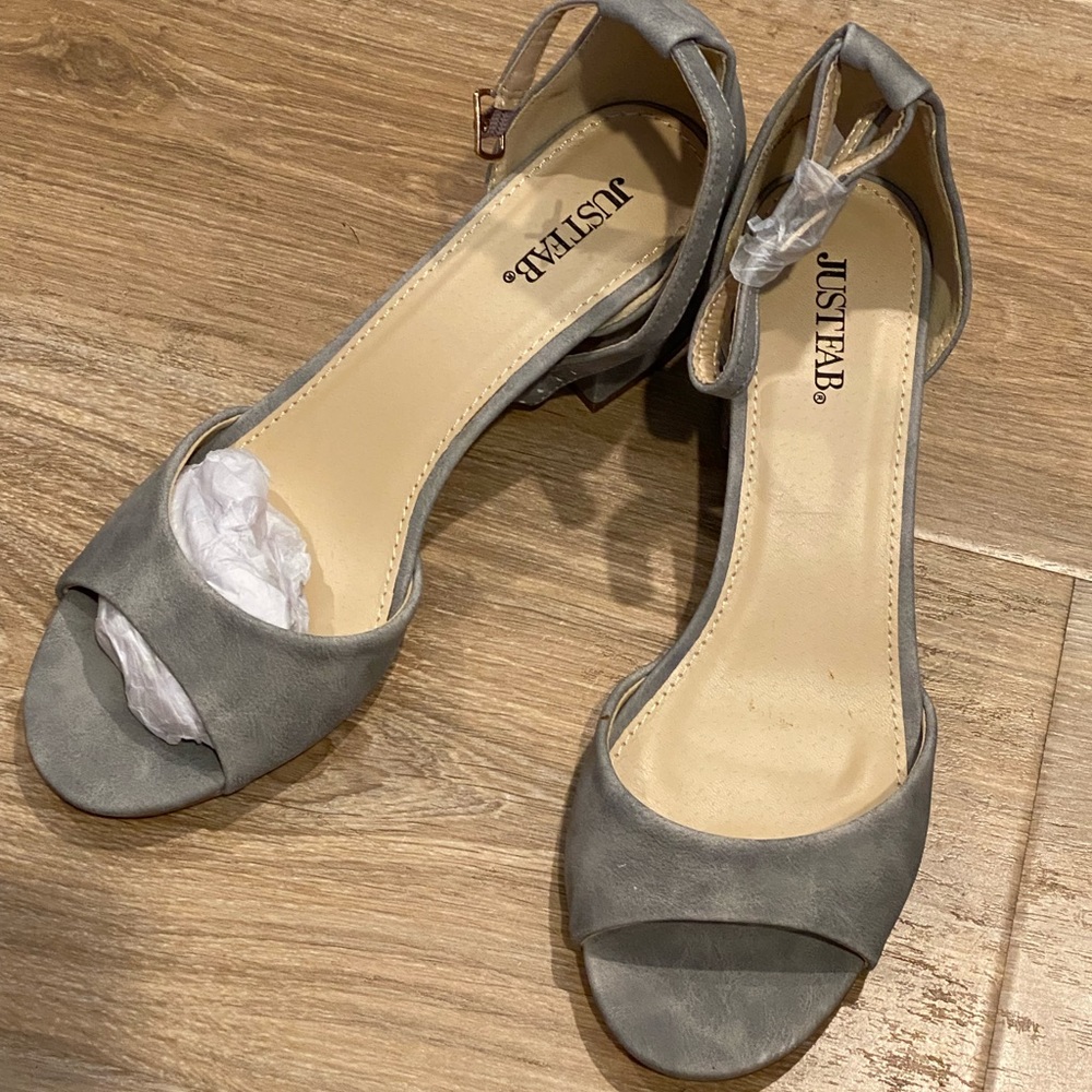 NWOB Size 7 gray, low-heeled sandals